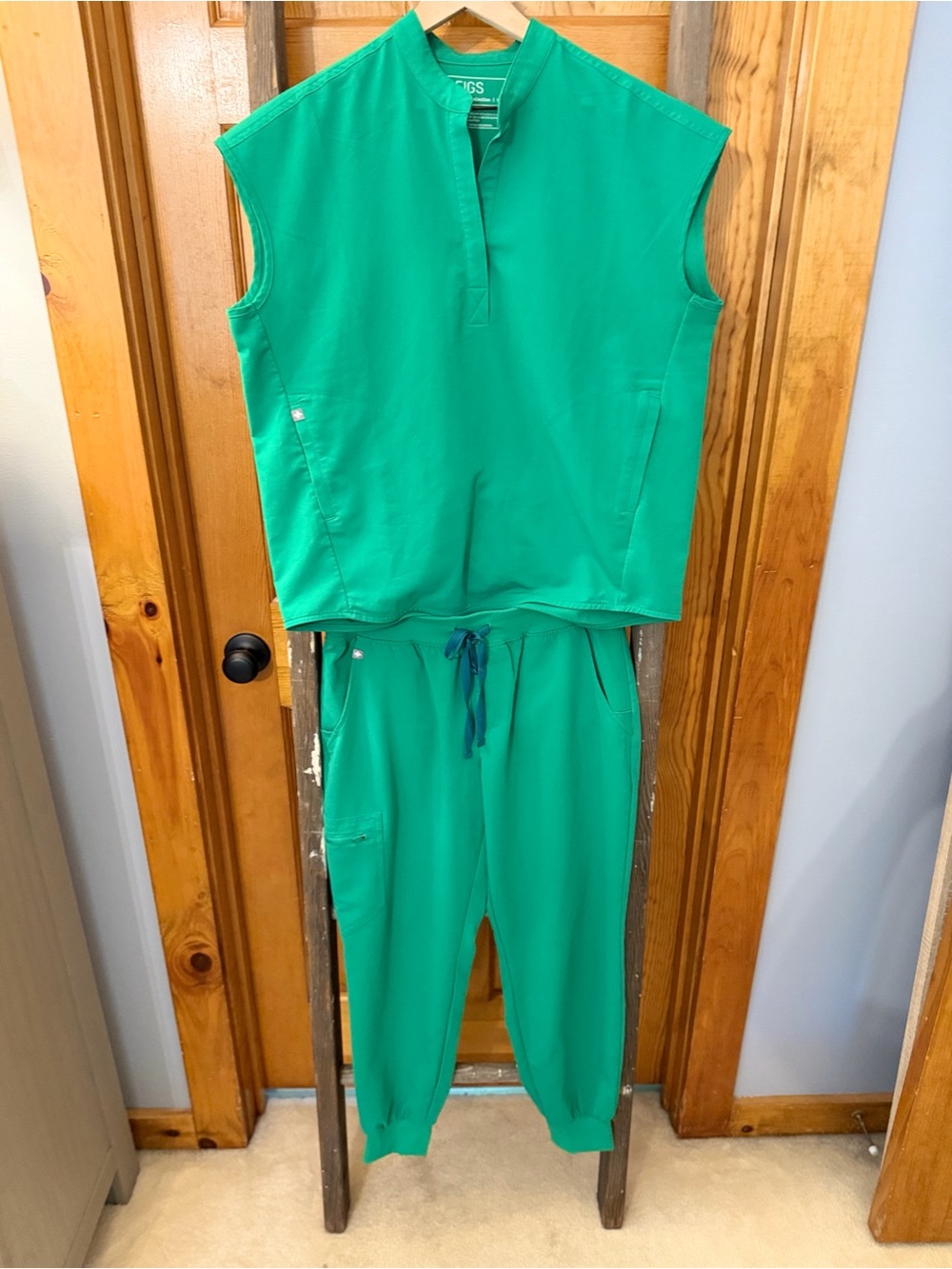 FIGS Women’s Rafaela XS Top & Zamora Petite Medium Joggers Set- Evergreen